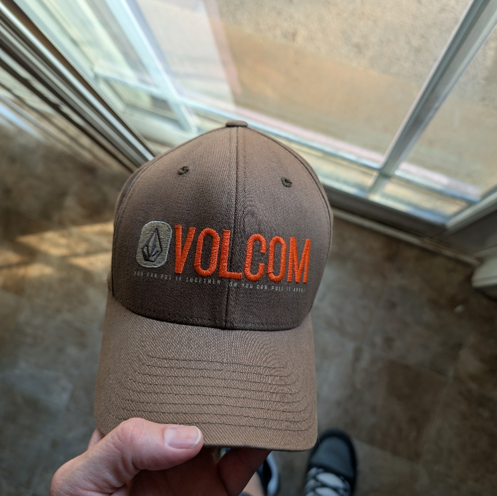 Men's L/XL Volcom flexfit hat (rare)
